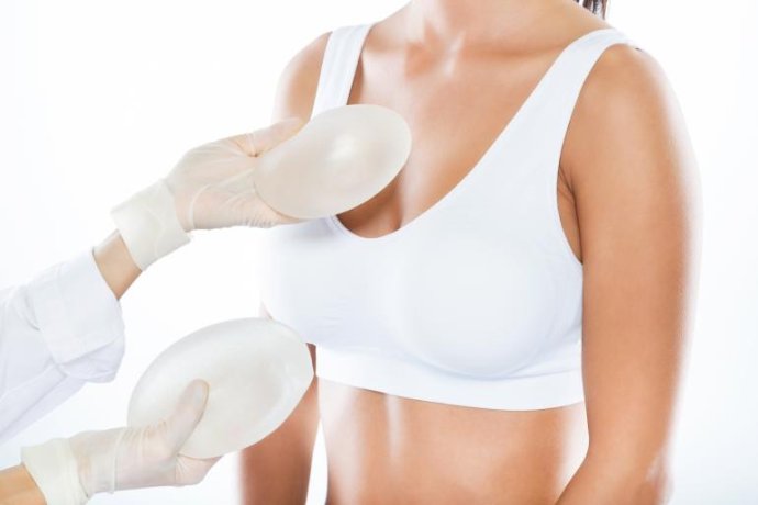 Implantes mamários: é necessário substituí-los ao fim de 10 anos?