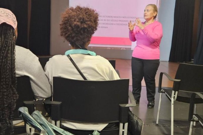 Dr.ª Emília Vieira e Enf. Verónica em Cabo Verde a convite da Liga Cabo-Verdiana Contra o Cancro