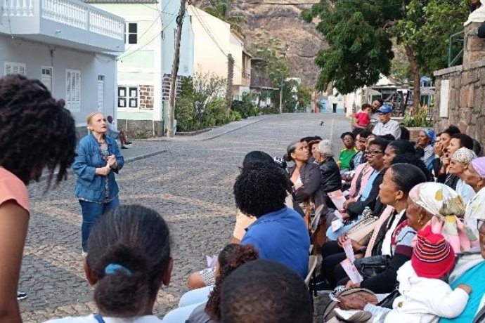 Dr.ª Emília Vieira e Enf. Verónica em Cabo Verde a convite da Liga Cabo-Verdiana Contra o Cancro