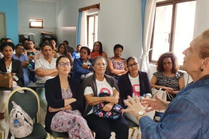 Dr.ª Emília Vieira e Enf. Verónica em Cabo Verde a convite da Liga Cabo-Verdiana Contra o Cancro