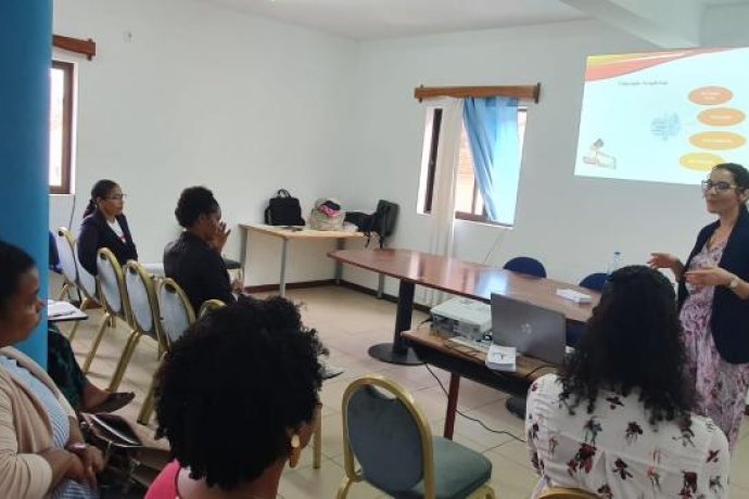 Dr.ª Emília Vieira e Enf. Verónica em Cabo Verde a convite da Liga Cabo-Verdiana Contra o Cancro