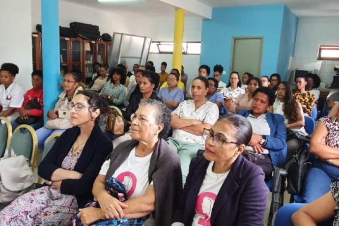 Dr.ª Emília Vieira e Enf. Verónica em Cabo Verde a convite da Liga Cabo-Verdiana Contra o Cancro